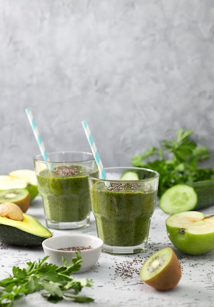 smoothie verde em vidro com palha