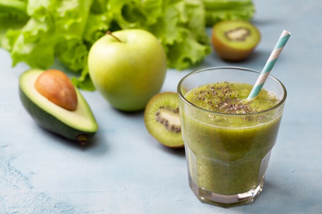 Smoothie verde em vidro