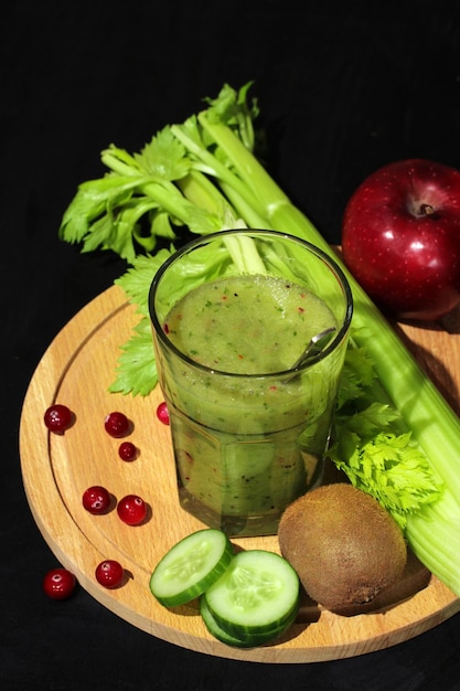 Smoothie verde fresco com aipo maçã pepino kiwi e cranberries vegan vegetal e bebida de frutas