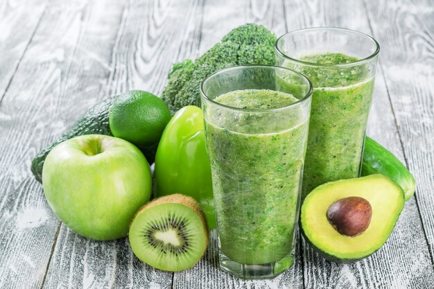 Smoothie verde fresco de frutas e vegetais, alimentação saudável, foco seletivo