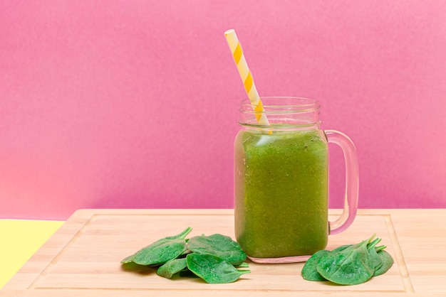 Smoothie verde fresco de maçã aipo e espinafre em frasco de vidro de smoothie