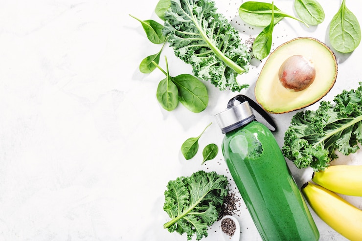 Foto smoothie verde fresco feito em garrafa