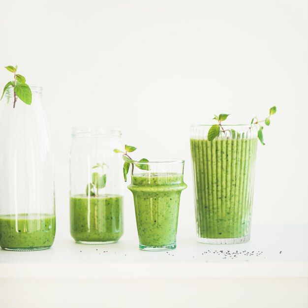 Smoothie verde matcha com sementes de chia copie o espaço quadrado