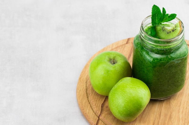 Smoothie verde saudável com espinafre e kiwi em uma caneca de jar