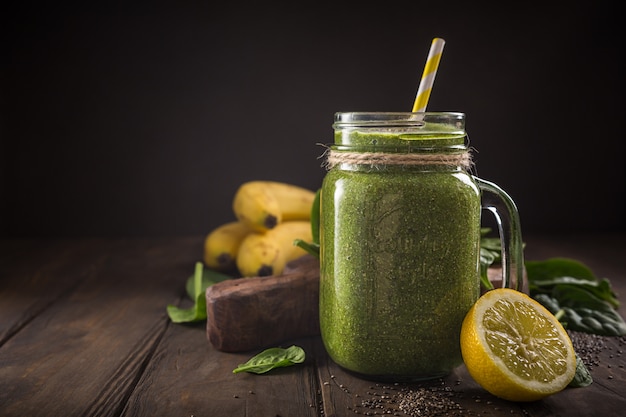 Smoothie verde saudável com espinafre em frasco de vidro