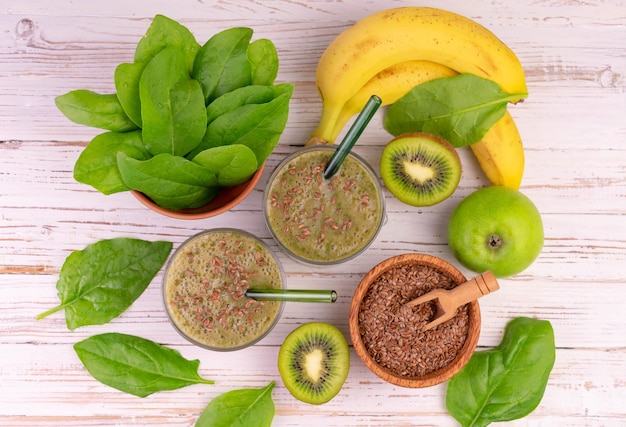 Smoothie verde saudável em um copo de kiwi espinafre abacate banana e maçã Vista de cima