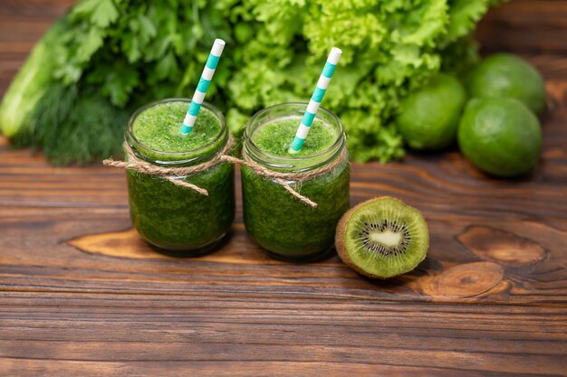 Smoothie verde saudável vegetariano de uvas kiwi abacate e limão