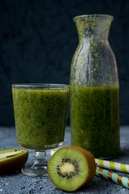 Smoothie verde vegan em uma garrafa de kiwi, espinafre e banana