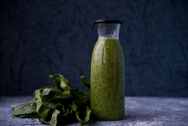 Smoothie verde vegetariano e folhas de hortelã