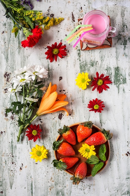 Foto smoothie zum mischen von erdbeeren und blaubeeren