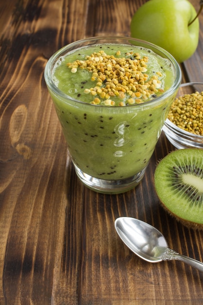 Smoothies com kiwi, maçã verde e pólen de abelha