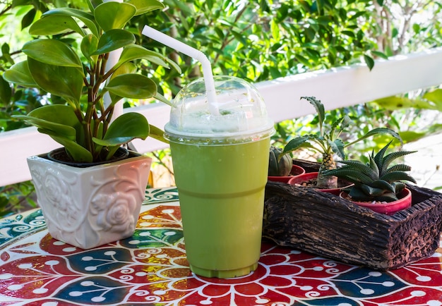 Smoothies de chá verde na mesa no café