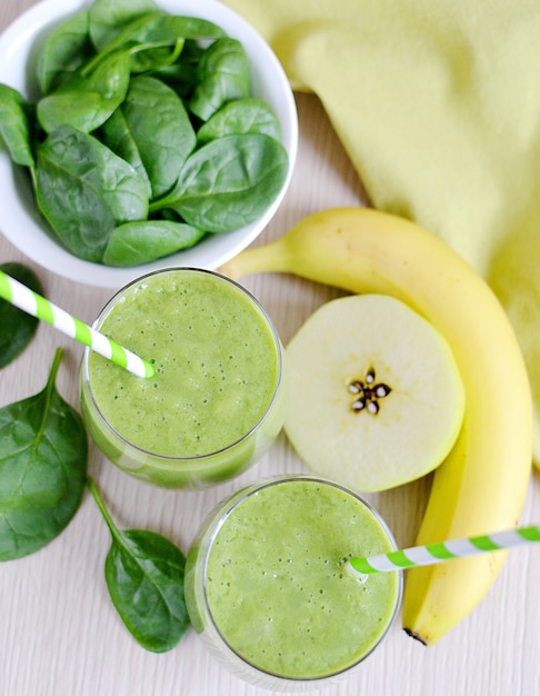 Smoothies de espinafre verde com frutas