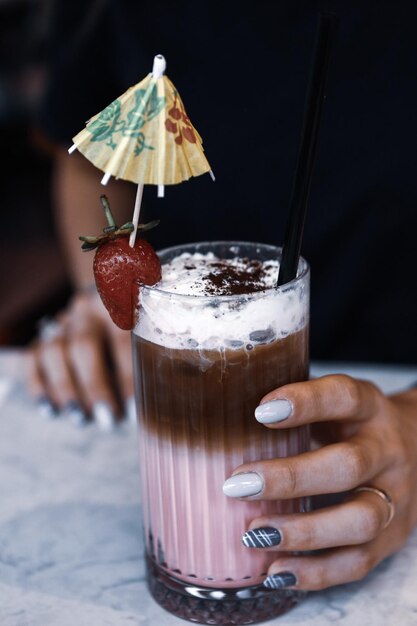 Smoothies de frutas coloridas de verão ou congelados Conceito de bebida de desintoxicação saudável