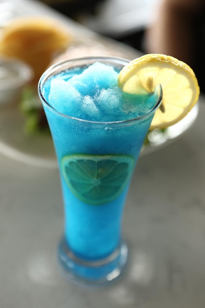 Smoothies de frutas coloridas de verão ou congelados. Saudável, conceito de bebida de desintoxicação.