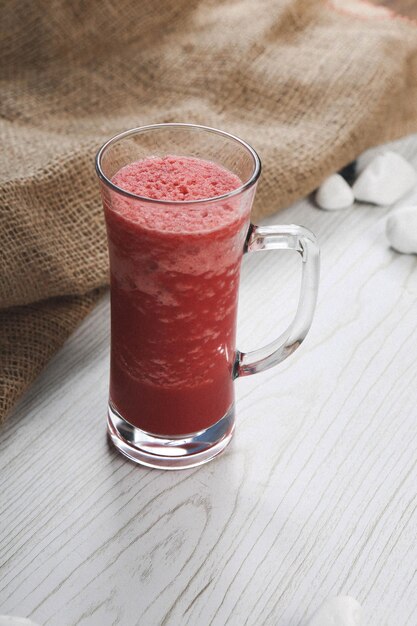 Smoothies de frutas coloridas de verão ou congelados. Saudável, conceito de bebida de desintoxicação.