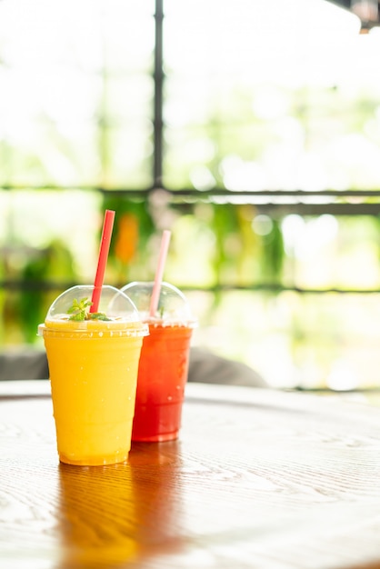 smoothies de manga vidro no café