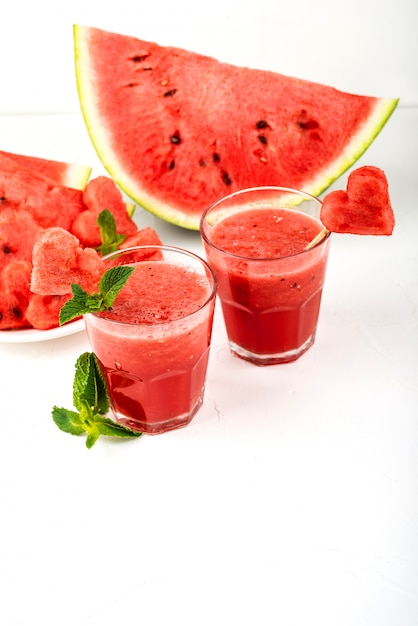 Smoothies de melancia com hortelã e pedaços de melancia