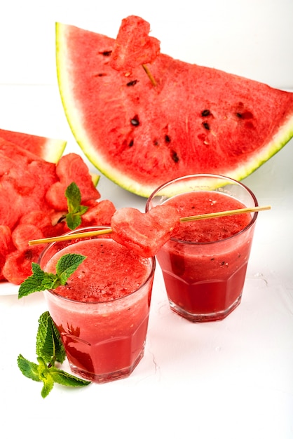 Smoothies de melancia com hortelã e pedaços de melancia