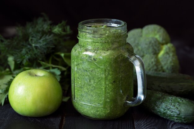 Smoothies de vegetais verdes preparados com couve-flor