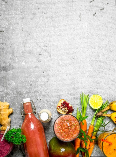 Foto smoothies de verão com frutas e legumes frescos.