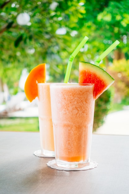 Smoothies de fruta de Watermon y jugo de papaya en vidrio