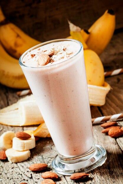 Smoothies lácteos com amêndoas moídas e banana alimentação saudável foco seletivo