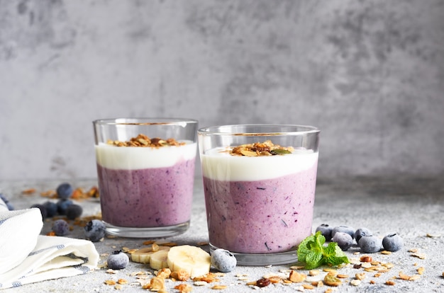 Smoothies mit Blaubeeren und Müsli. Detox-Menü. Diät.