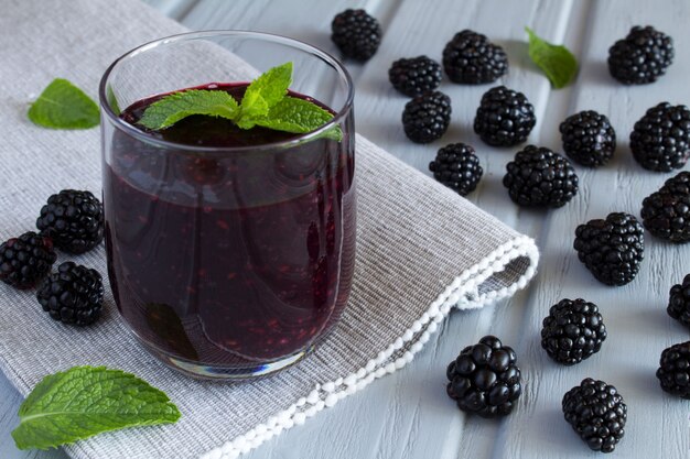 Smoothies mit Brombeere auf der grauen Serviette