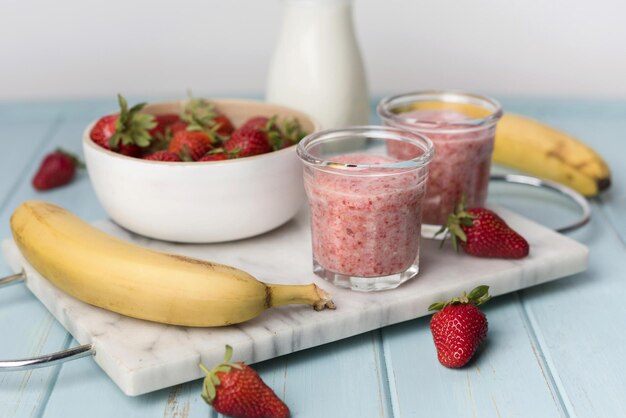 smoothies naturais com frutas de alta qualidade e resolução belo conceito de foto