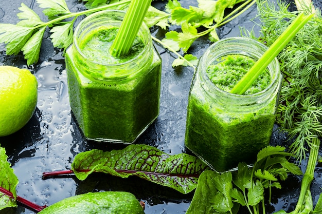 Smoothies ou sucos de vegetais e ervas. Bebida de suco de verão