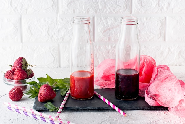 Smoothies refrescantes de morango e mirtilo