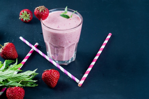 Smoothies refrescantes de morango e mirtilo