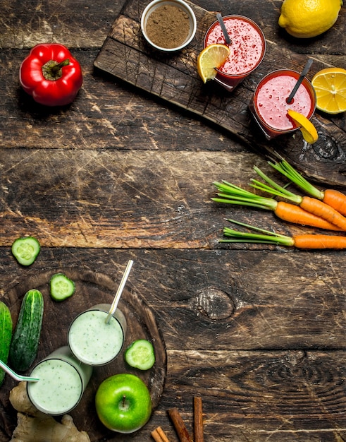 Foto smoothies saudáveis com frutas e vegetais.