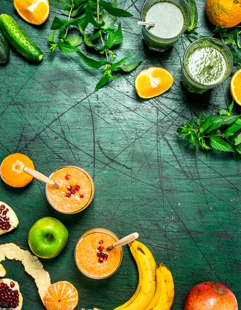 Smoothies saudáveis de frutas e ervas. Em uma mesa de madeira.