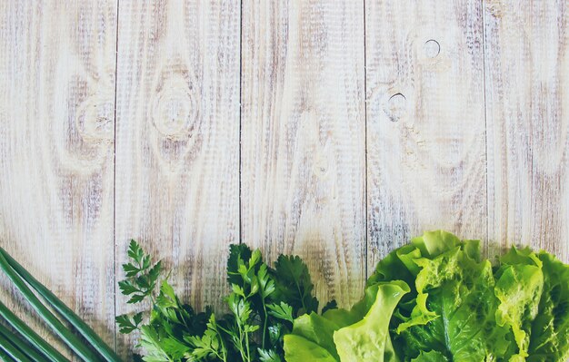 Smoothies verdes com legumes e frutas. dia de desintoxicação.