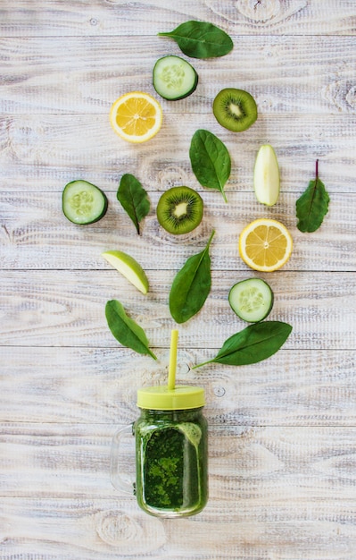 Smoothies verdes com legumes e frutas. Dia de desintoxicação.