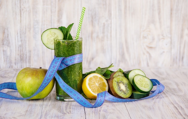 Smoothies verdes com legumes e frutas. dia de desintoxicação.