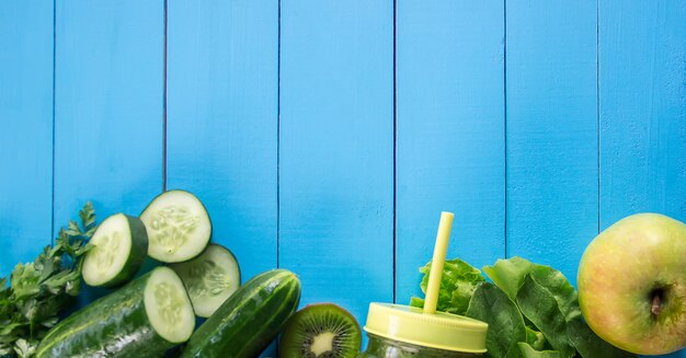 Smoothies verdes com legumes e frutas. dia de desintoxicação.