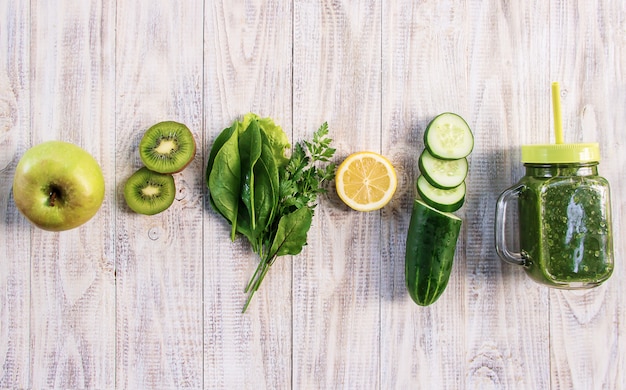 Smoothies verdes com legumes e frutas. dia de desintoxicação.