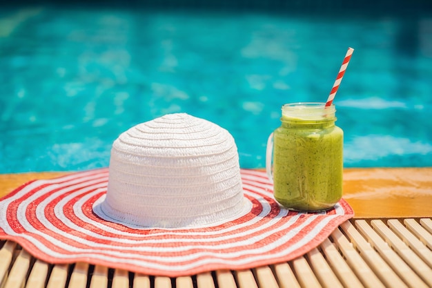 Smoothies verdes de espinafre e banana no fundo da piscina alimentos saudáveis smoothies saudáveis