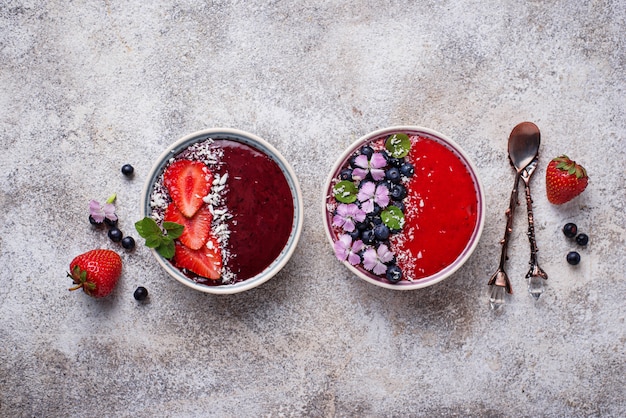 Smoothieschüsseln mit Erdbeere und Blaubeere