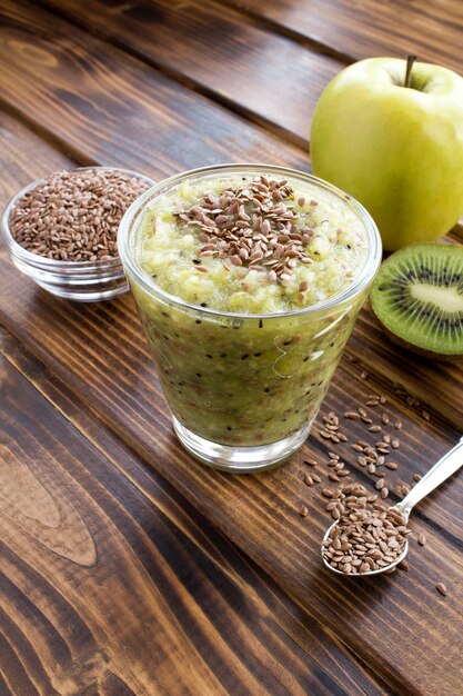 Smoothy mit Leinsamen, Kiwi und grünem Apfel