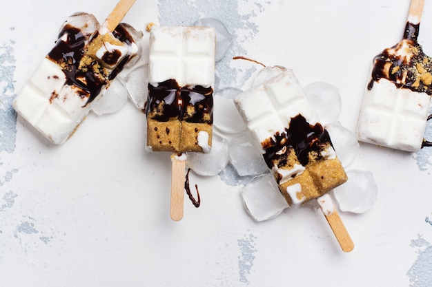 Smore-Eiscreme auf weißer Steintabelle