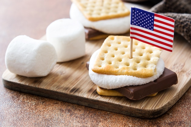 Smores caseros en mesa de madera