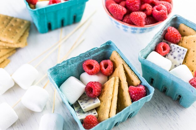 Smores con chocolate blanco y frambuesas frescas.