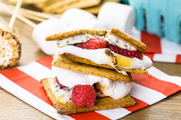 Smores con chocolate blanco y frambuesas frescas.