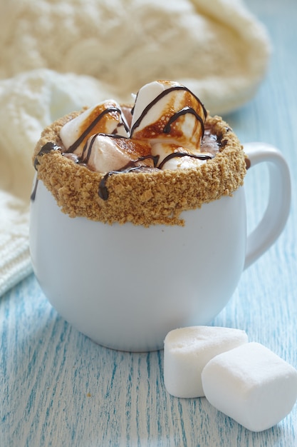 Smores chocolate caliente con malvavisco tostado y galleta graham