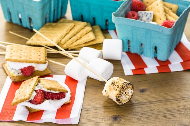 Smores com chocolate branco e framboesas frescas.