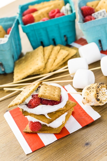 Smores com chocolate branco e framboesas frescas.